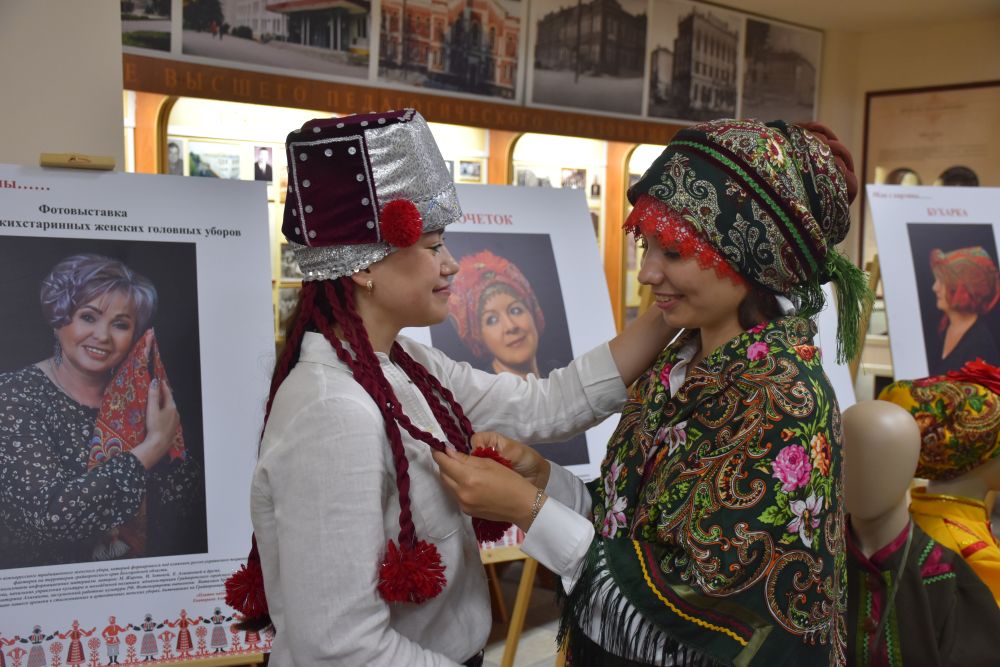Выставку головных уборов в Грайворонском стиле презентовали в НИУ «БелГУ»