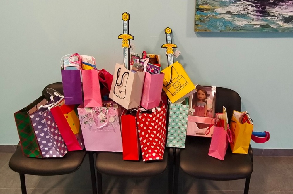 Иностранные студенты НИУ «БелГУ в Крещенский сочельник передали подарки в больницы детям