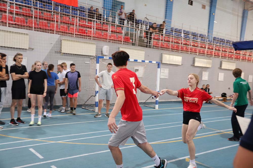 Команда педагогического института одержала победу в смешанной легкоатлетической эстафете