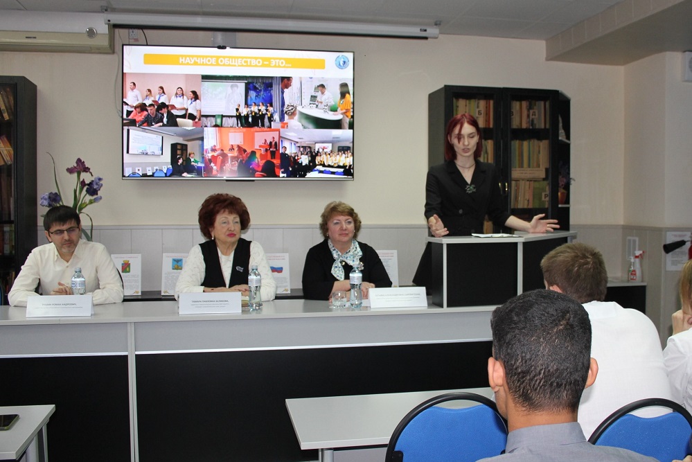 Что такое политика и зачем её изучать, выясняли студенты НИУ «БелГУ» на встрече с экспертами