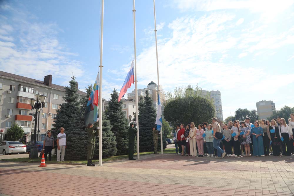 В НИУ «БелГУ» отметили праздник российского триколора