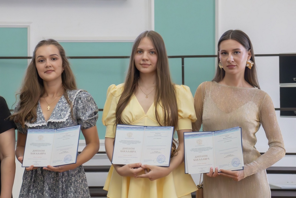 Выпускникам ИОНиМК НИУ «БелГУ» вручили дипломы